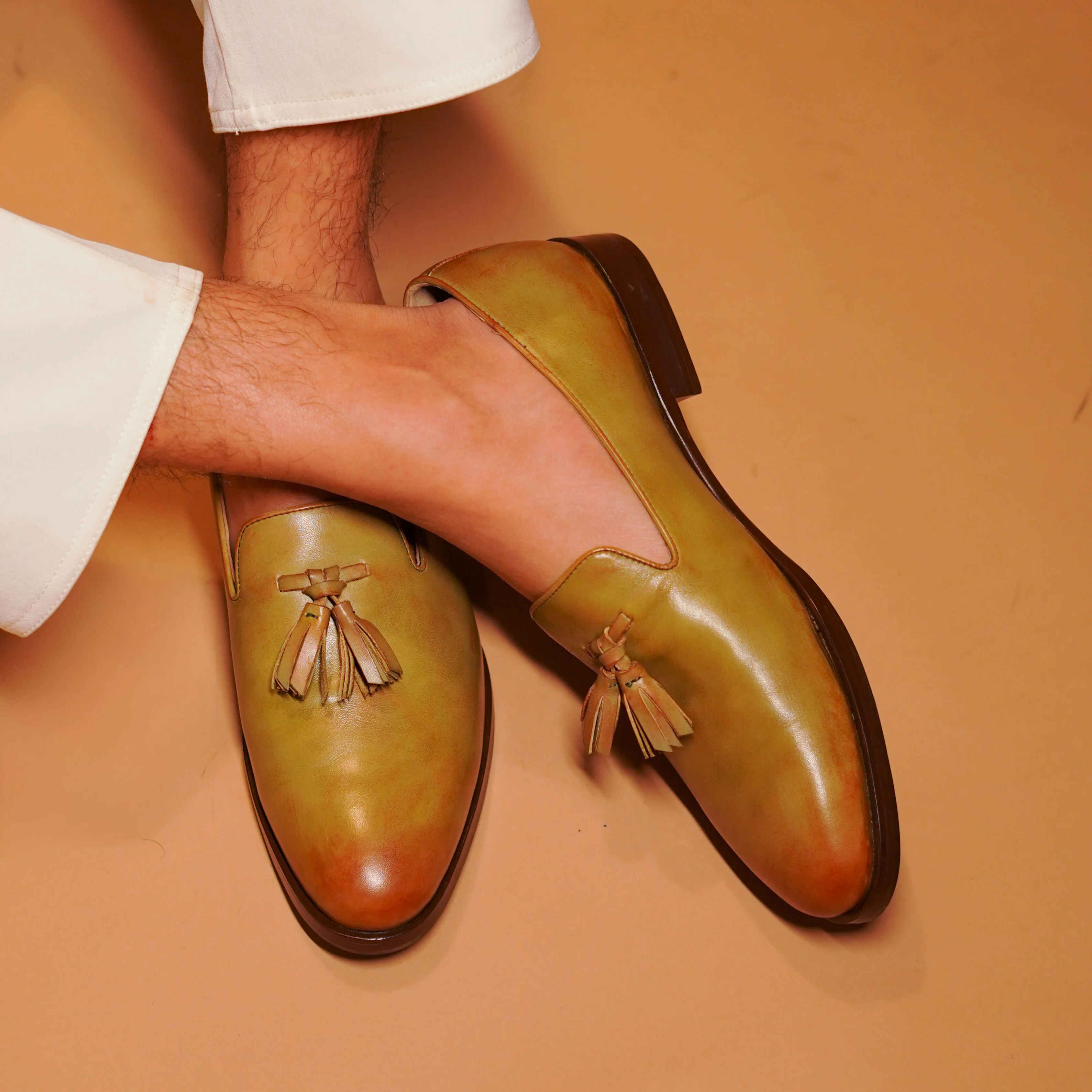 Giovane | Handpainted olive-brown tassel leather loafer - Image 4