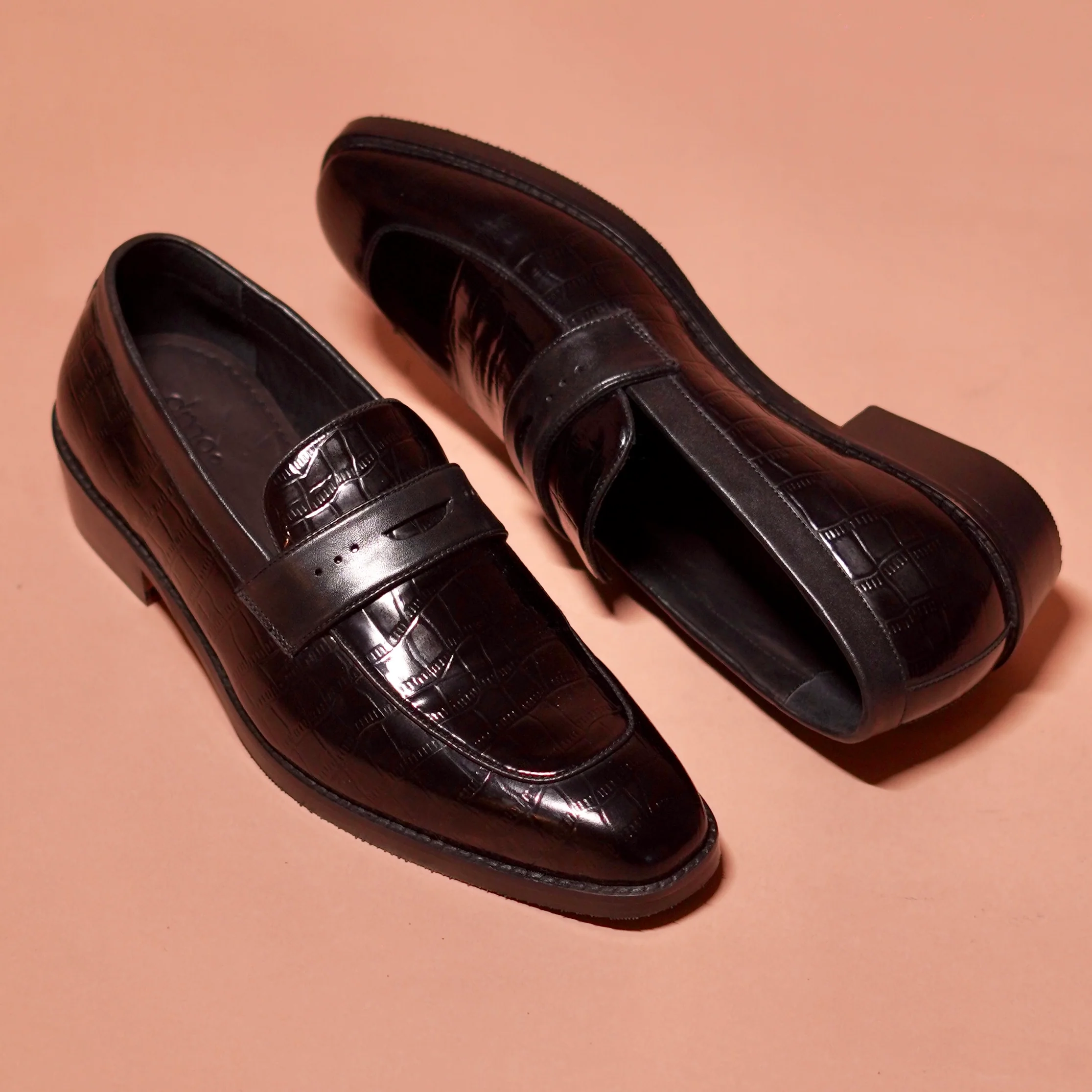 Motivo Croco | Black croc print penny loafers - Image 3