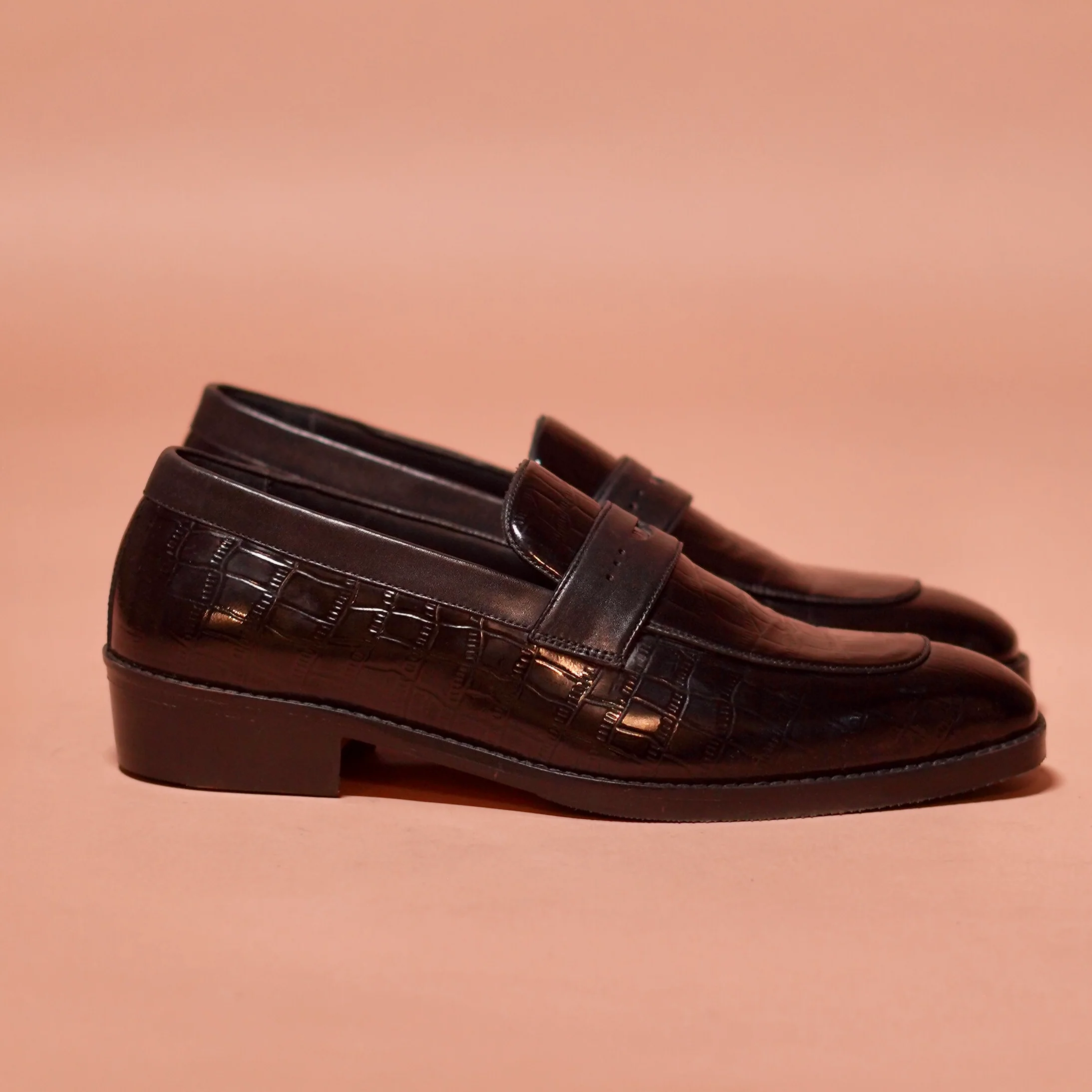 Motivo Croco | Black croc print penny loafers - Image 4