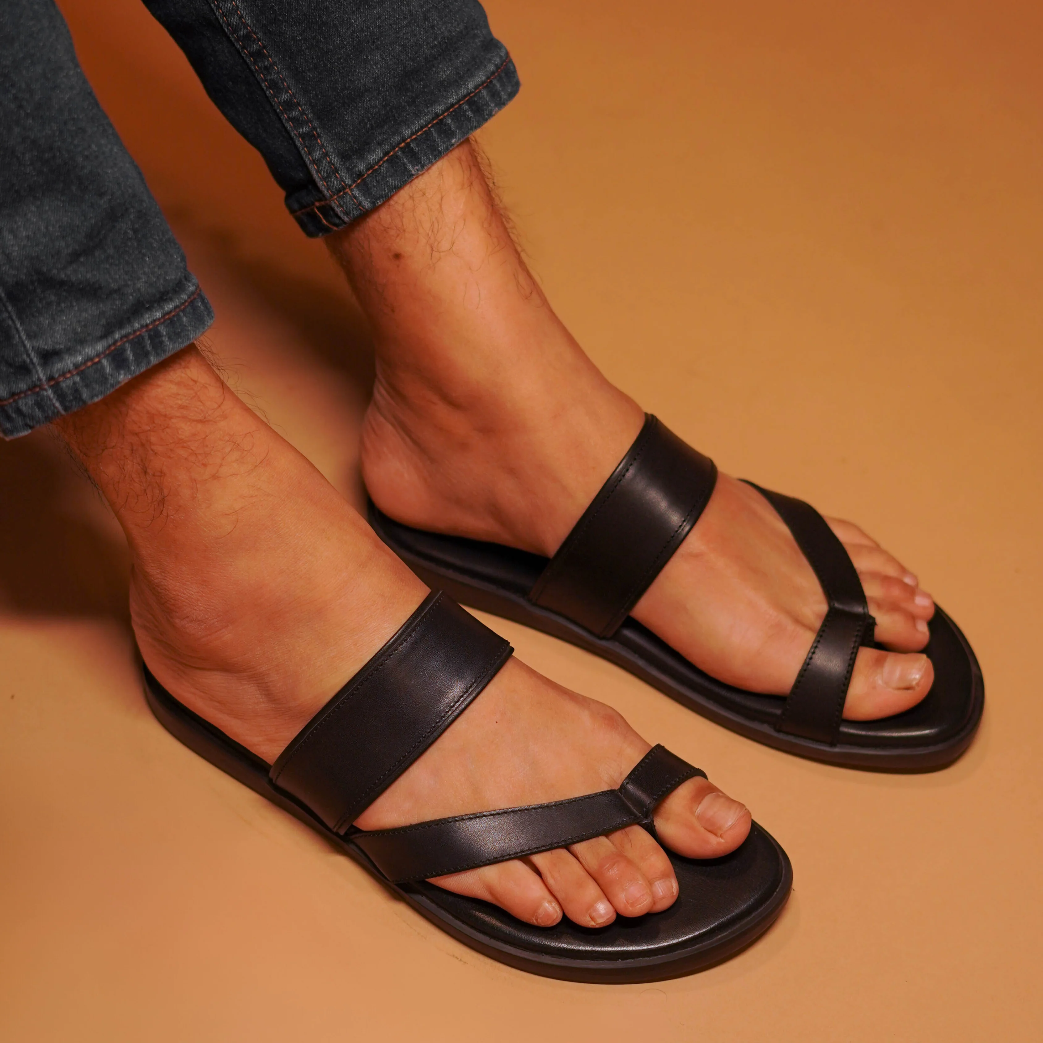 Pelle Francio Nero | Black leather sandals with toe-loop - Image 4