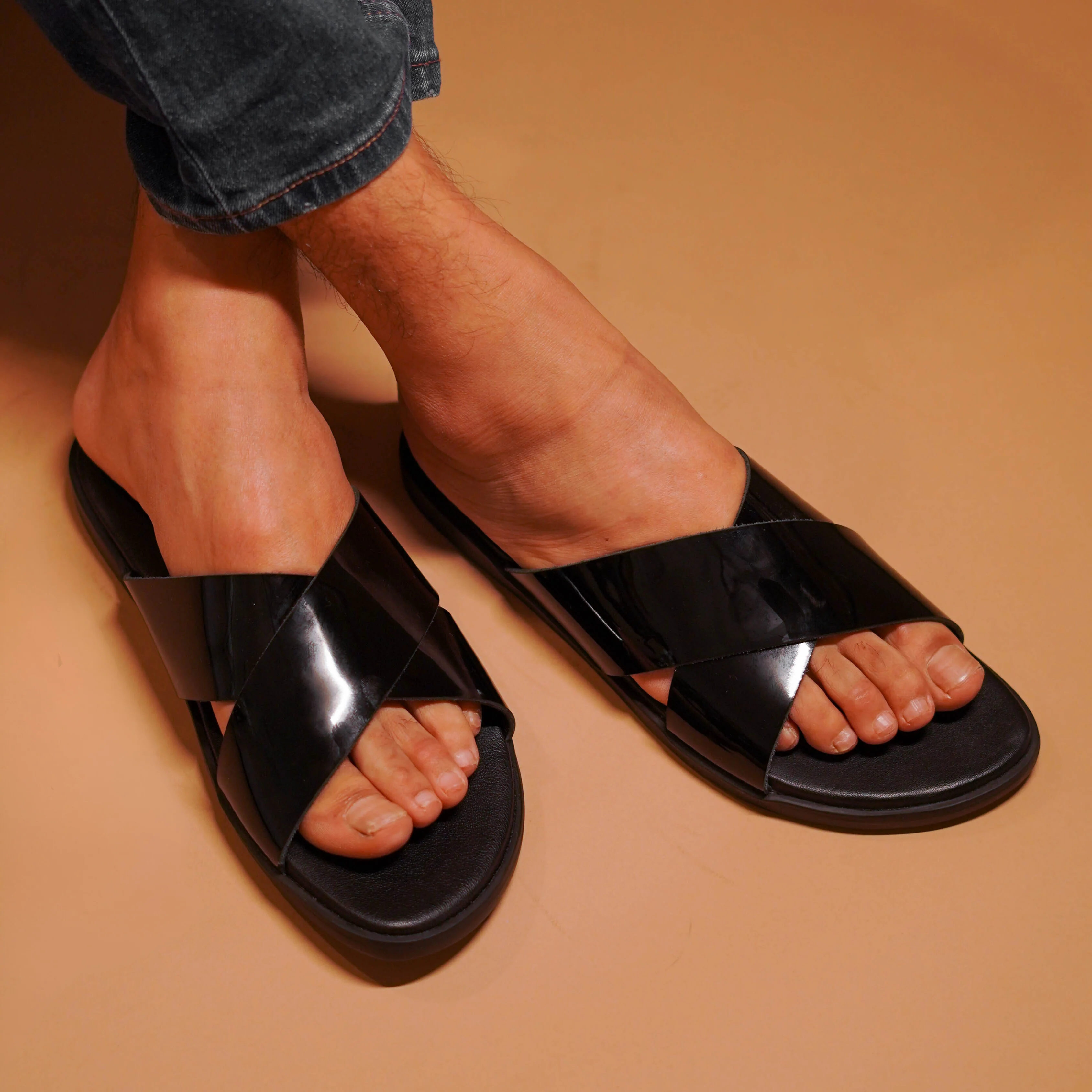 Pelle Lustro | Black patent leather chappals - Image 6